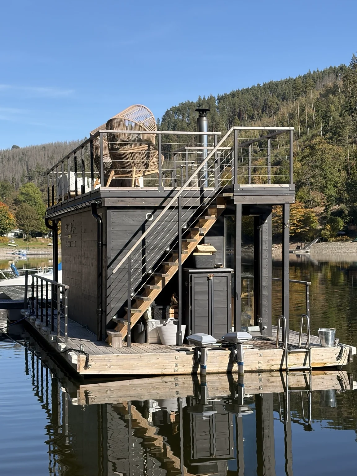 Das Saunaboot am Steg der Portenschmiede auf dem Hohenwartestausee