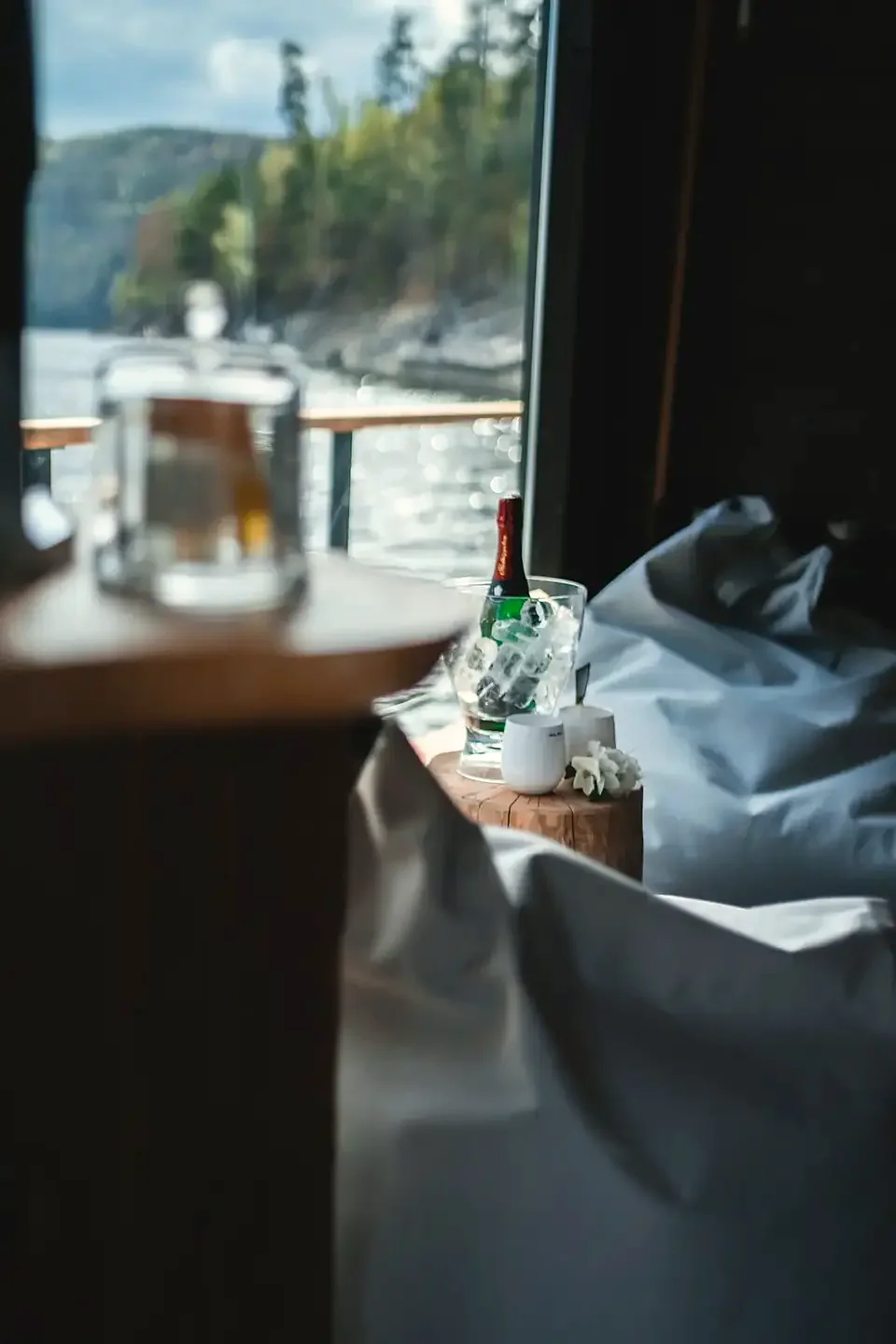 Sekt im Kühler am Fenster der Lounge mit Blick auf den See