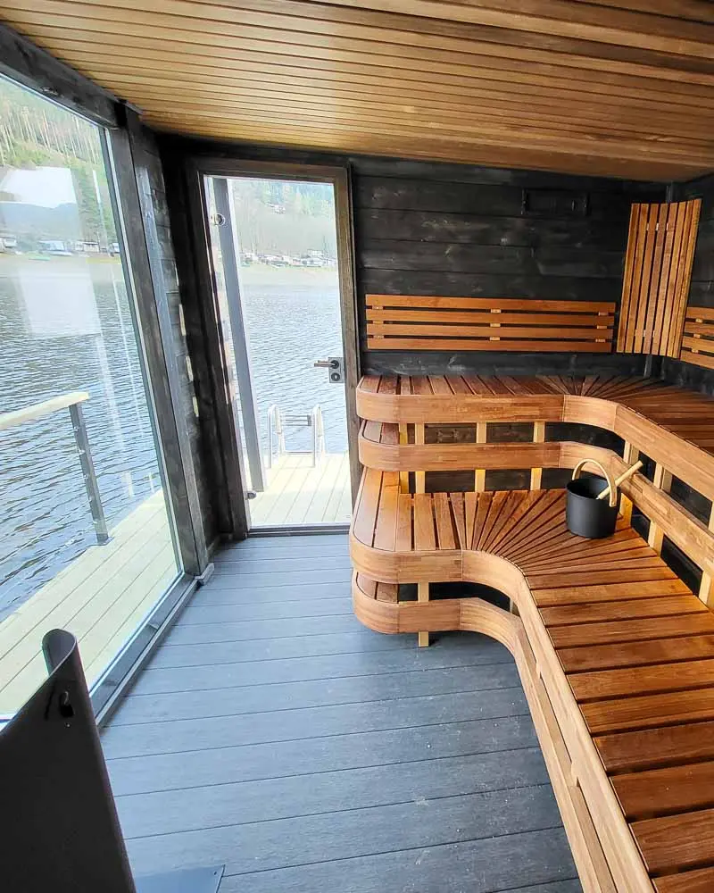 Holzbänke und große Panoramafenster in der Sauna