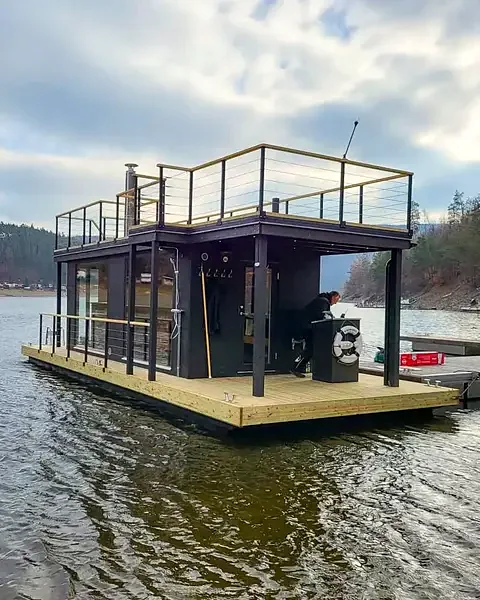 Das Saunaboot auf dem Hohenwartestausee vor bewaldeten Hängen