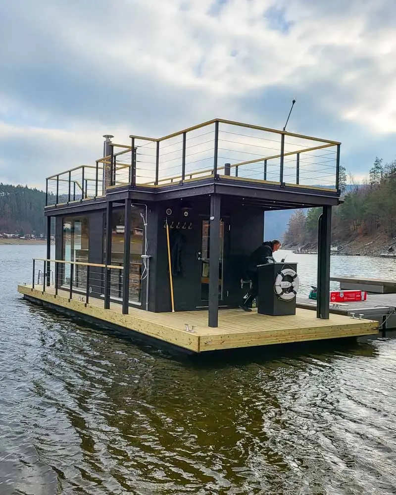 SaaleSpa schwimmt auf dem Hohenwartestausee