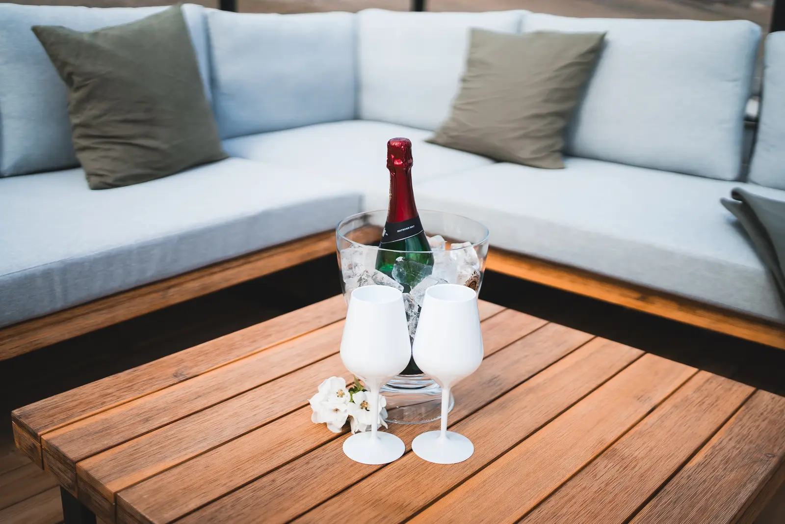 Gedeckter Tisch in der Lounge des Saunaboots
