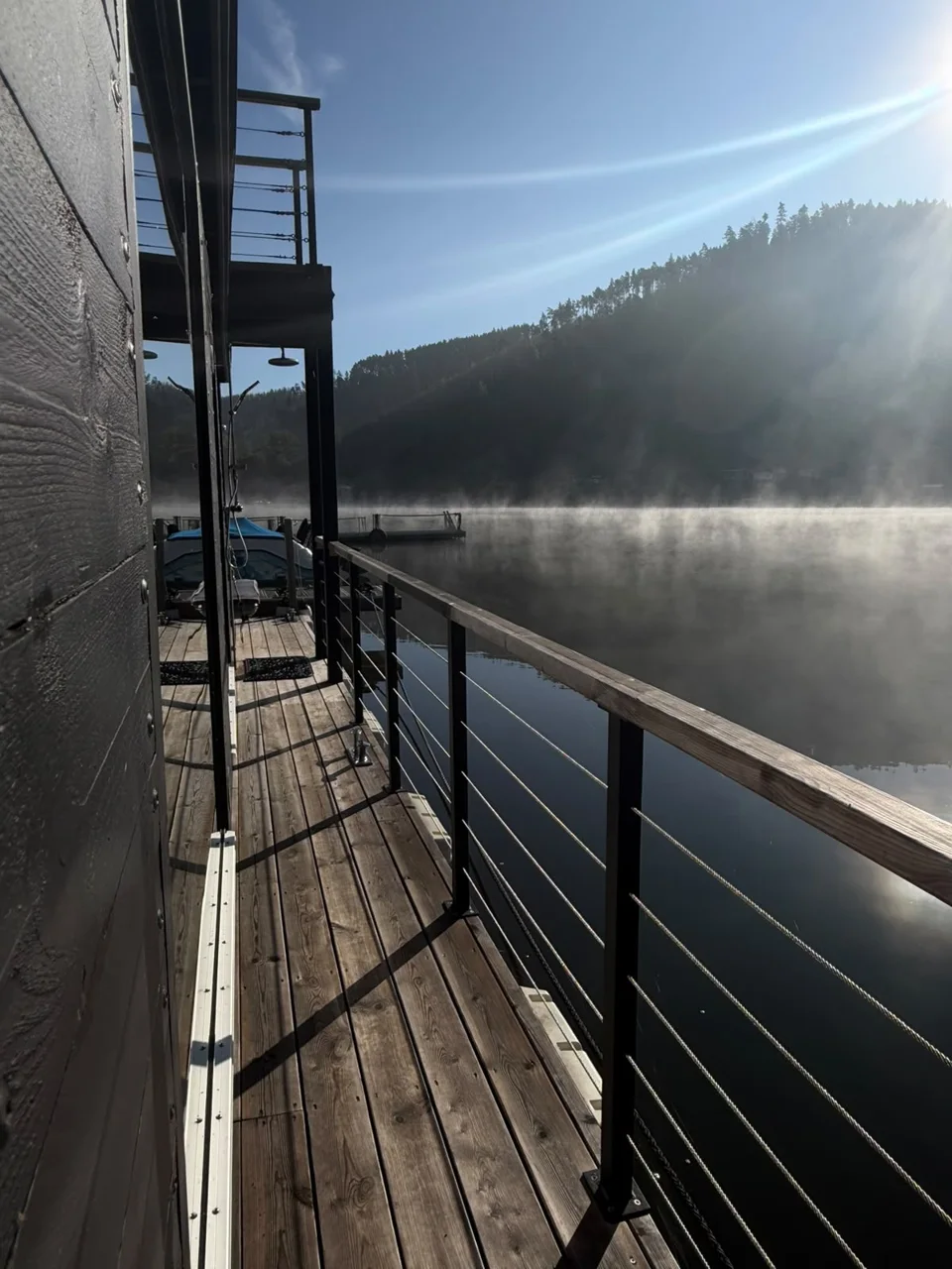 Morgenlicht auf dem Außendeck.