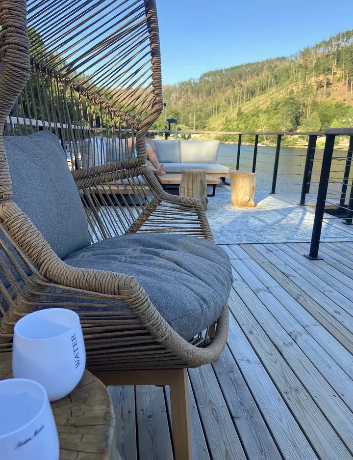 Die Dachterrasse des SaaleSpa mit Korbsesseln, Sofas und See