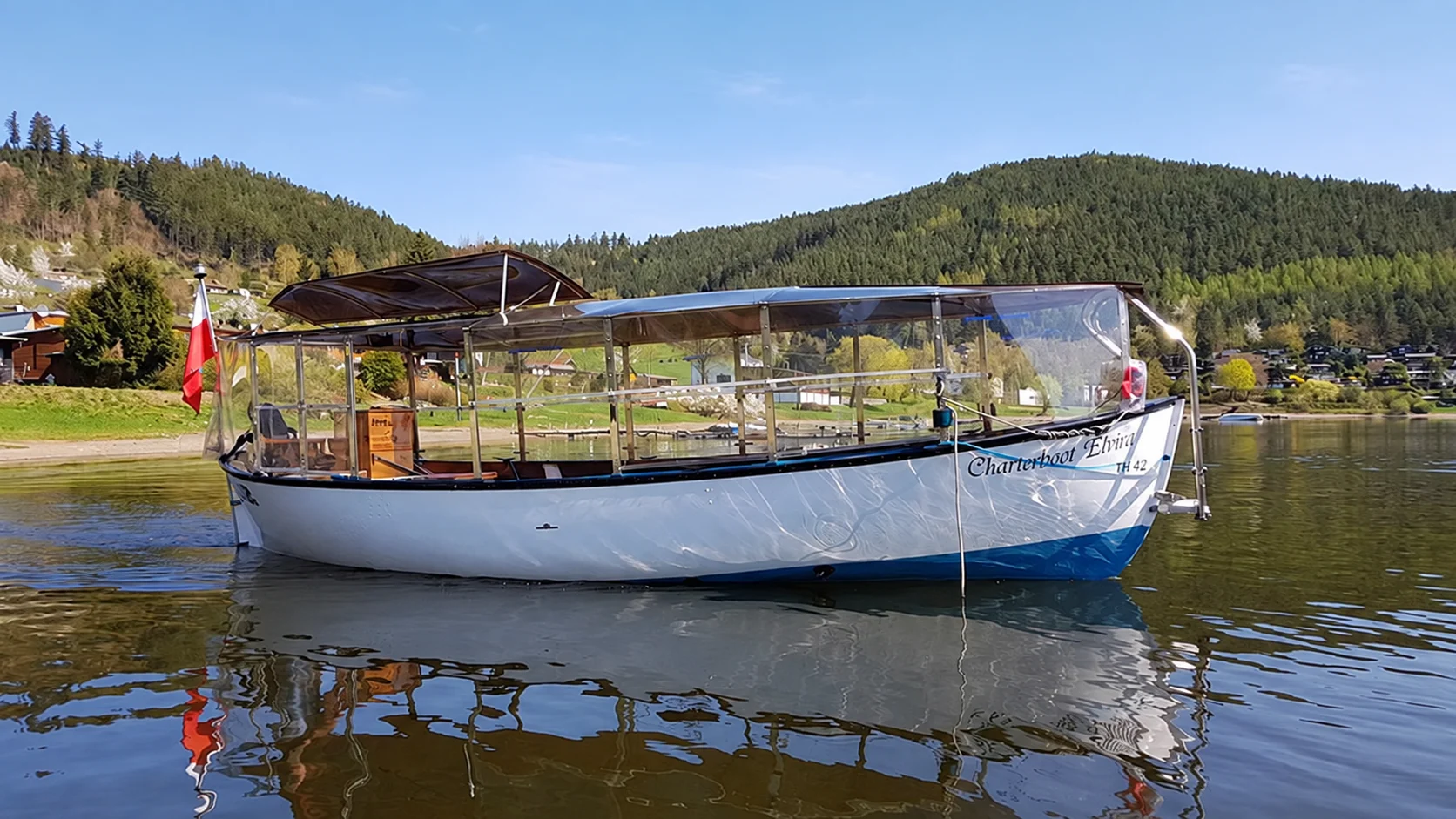Seitenansicht des historischen Charterboots Elvira auf ruhigem Wasser
