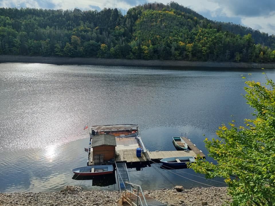 Blick von oben auf Elviras Liegeplatz am Hohenwarte-Stausee